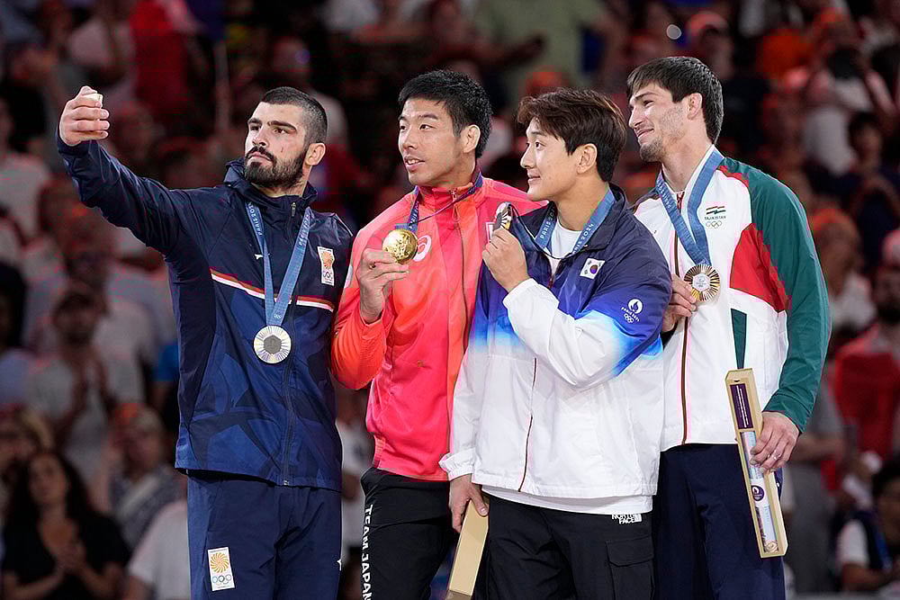 | Photo: AP/Eugene Hoshiko : Medal ceremony for judo men's -81kg event in team judo competition